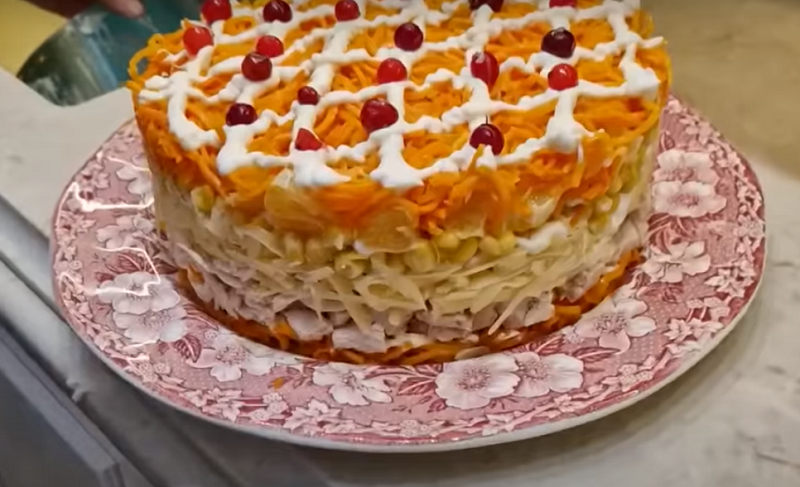 Королевский салат на новогодний стол: этот рецепт запомнится гостям надолго