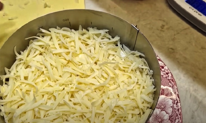 Королевский салат на новогодний стол: этот рецепт запомнится гостям надолго