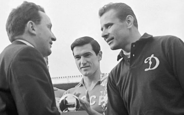    Лев Яшин (справа) / Источник фото: РИА Новости