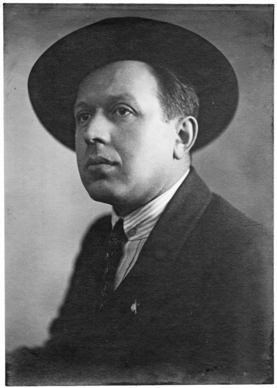 Есть много фоток сабжа с Лениным. Но без Ленина лучше.