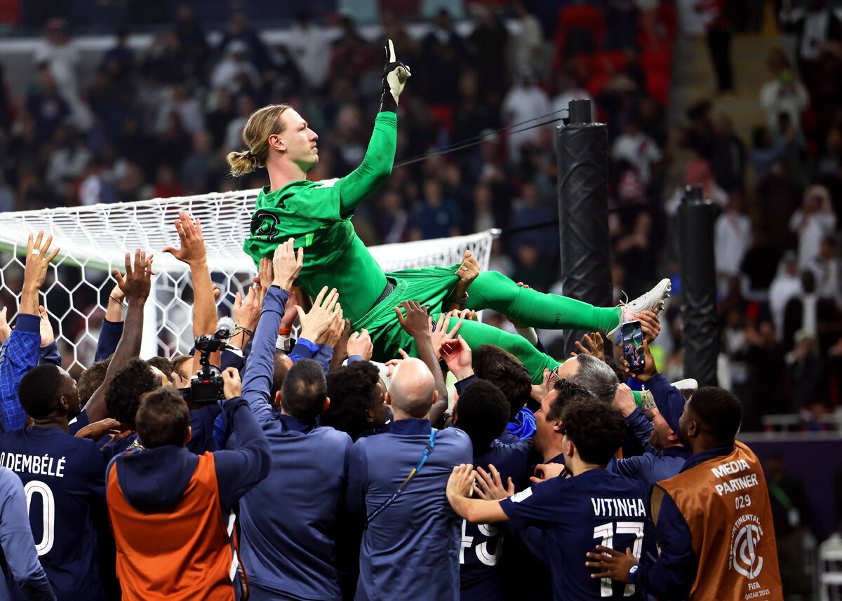 , фото: Mohamed Farag - FIFA/Getty Images📷Матвей Сафонов из «Пари Сен-Жермен» празднует победу вместе со своими товарищами по команде после того, как они выиграли серию пенальти во время финального матча Межконтинентального кубка FIFA 2025 между «Пари Сен-Жермен» и «Фламенго» на стадионе Ахмада Бин Али 17 декабря 2025 года в Дохе, Катар