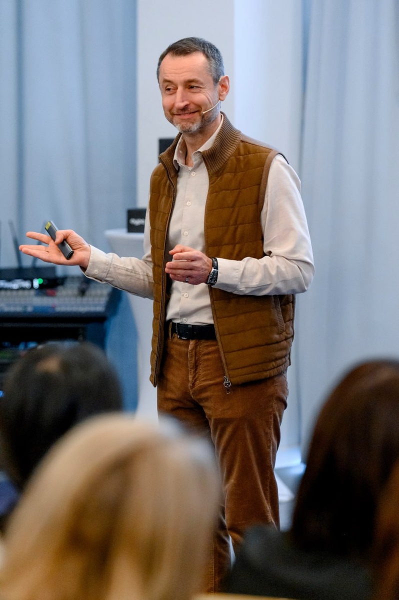 Не биржа, не инфляция, не перемены в государственной политике и даже не кризис. Всегда были те, кто поднимается в непростые времена. Всё это — просто обстоятельства. Настоящая дыра в бюджете — это неумение жить с самим с собой. И это чертовски затратное мероприятие.Как это работает? Тезисно:1. Побег от тишины. Когда тебе наедине с собой, своими мыслями некомфортно. Тогда мозг ищет «фоновый шум». Им оказывается импульсивная покупка, пятый кофе навынос, подписка на ненужный сервис. Цель — не вещь, а попытка заглушить внутренний дискомфорт. Стоимость: снижение баланса карточки.2. Дорогая самооценка. Если внутри пустота или критика, ее на время заполняют дорогие атрибуты успеха. Третьи белые кросовки, часы, новая модель телефона. Мир видит лейбл, вы новый кредит. Это плата за нежелание работать с самоценностью.3. Нервы как статья расходов. Внутренняя тревога и прокрастинация ухудшают качество решений. На эмоциях: ты продаёшь активы, соглашаешься на невыгодные условия. Капитал тает на глазах.4. Подписка на чужую жизнь. Не слыша себя, живёшь «как надо»: ненужная ипотека, не ваша машина, образ жизни не по средствам. Ты оплачиваешь сценарий фильма, который не ты писал.Вывод: Пока вы не заключите мир с тем, кто внутри, вы будете платить ему дань, как наши предки Хану Батыю. Платим самым дорогим: временем, деньгами, своей энергией.Избавляю от внутреннего татаро-монгольского ига. Не быстро, но результативно 😇Лучшая инвестиция — перестать быть для себя самым затратным проектом. Иногда достаточно спросить: «Это нужно мне или моей тревоге?».Мир с собой — очень ценный актив.