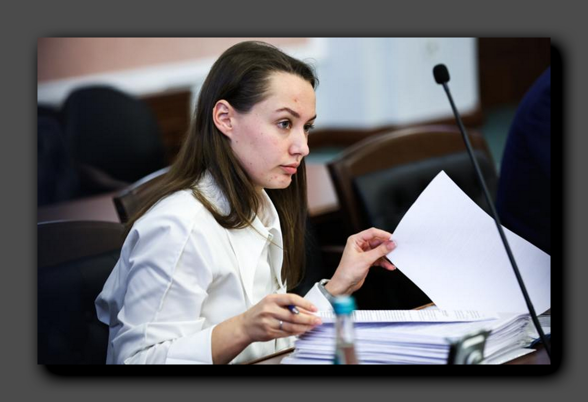 Молодой адвокат Мария Пухова, которая защищала интересы Ларисы Долиной в суде