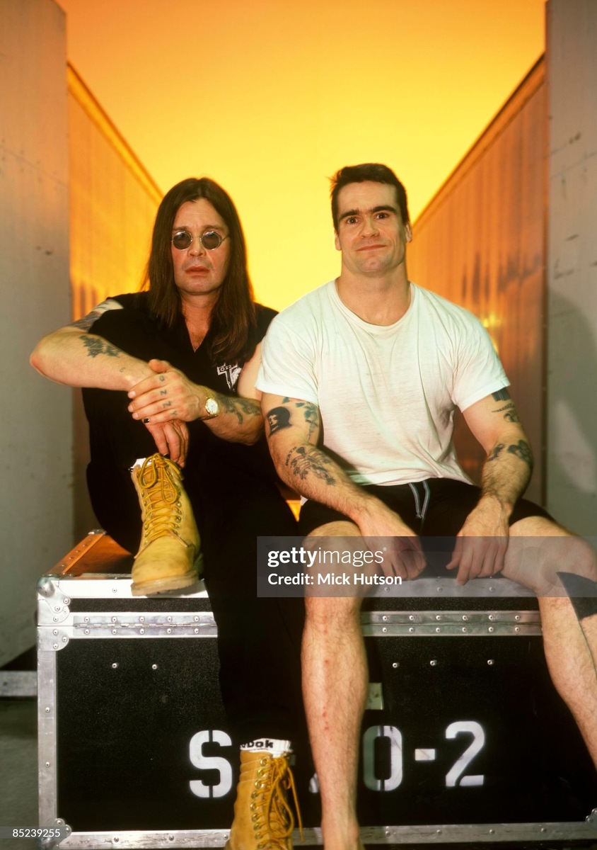 Генри Роллинз и какой-то волосатый мужик в очках (1996 год). Фото из открытых источников.