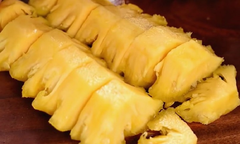 Пирог-пудинг с сочной фруктовой начинкой: отличный десерт для праздничного стола