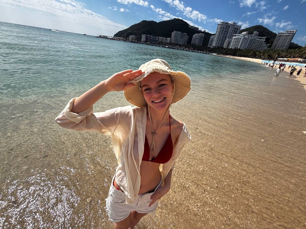 Это я на пляже Дадунхай, Санья