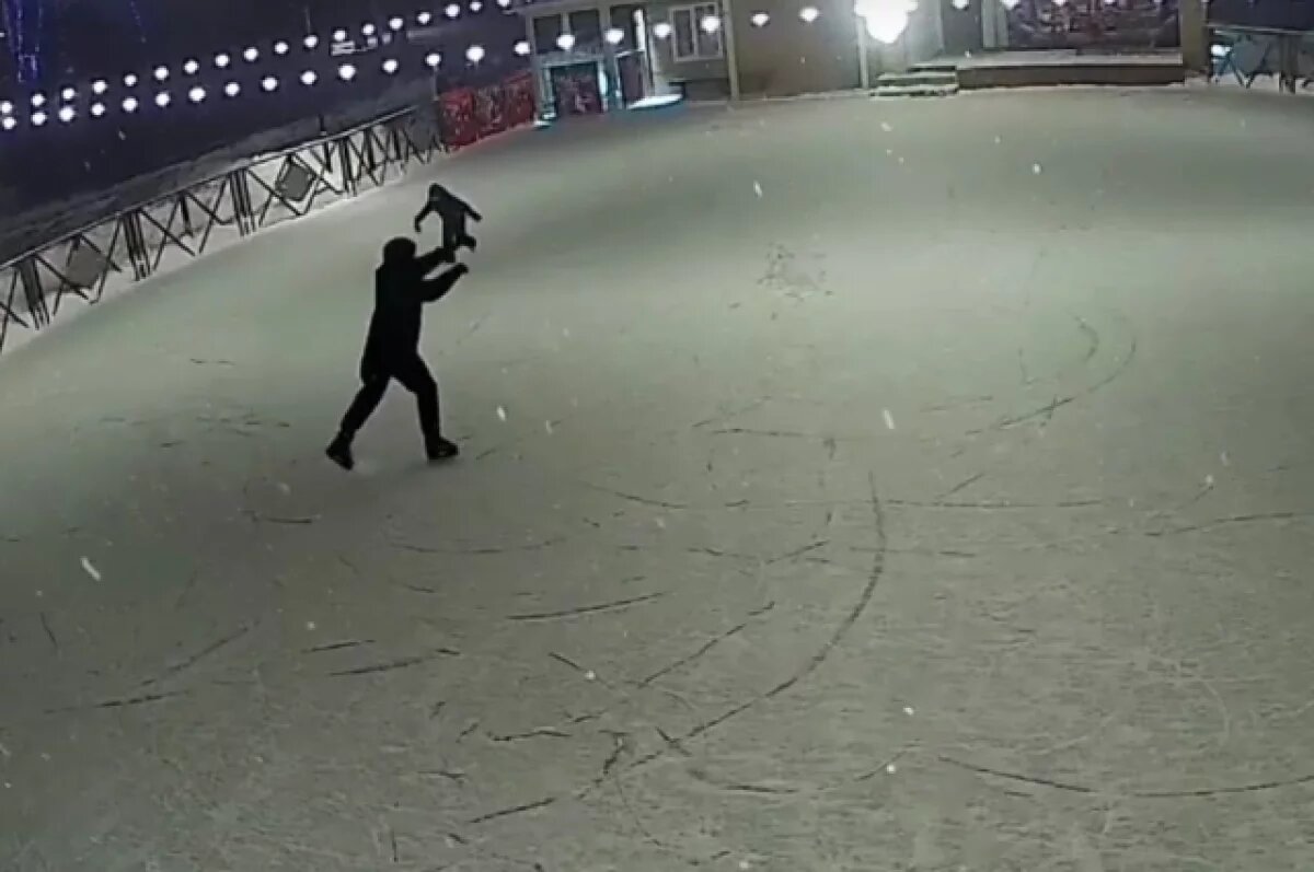    Руководство парка в Прикамье возмутили отец с сыном, забравшиеся на каток