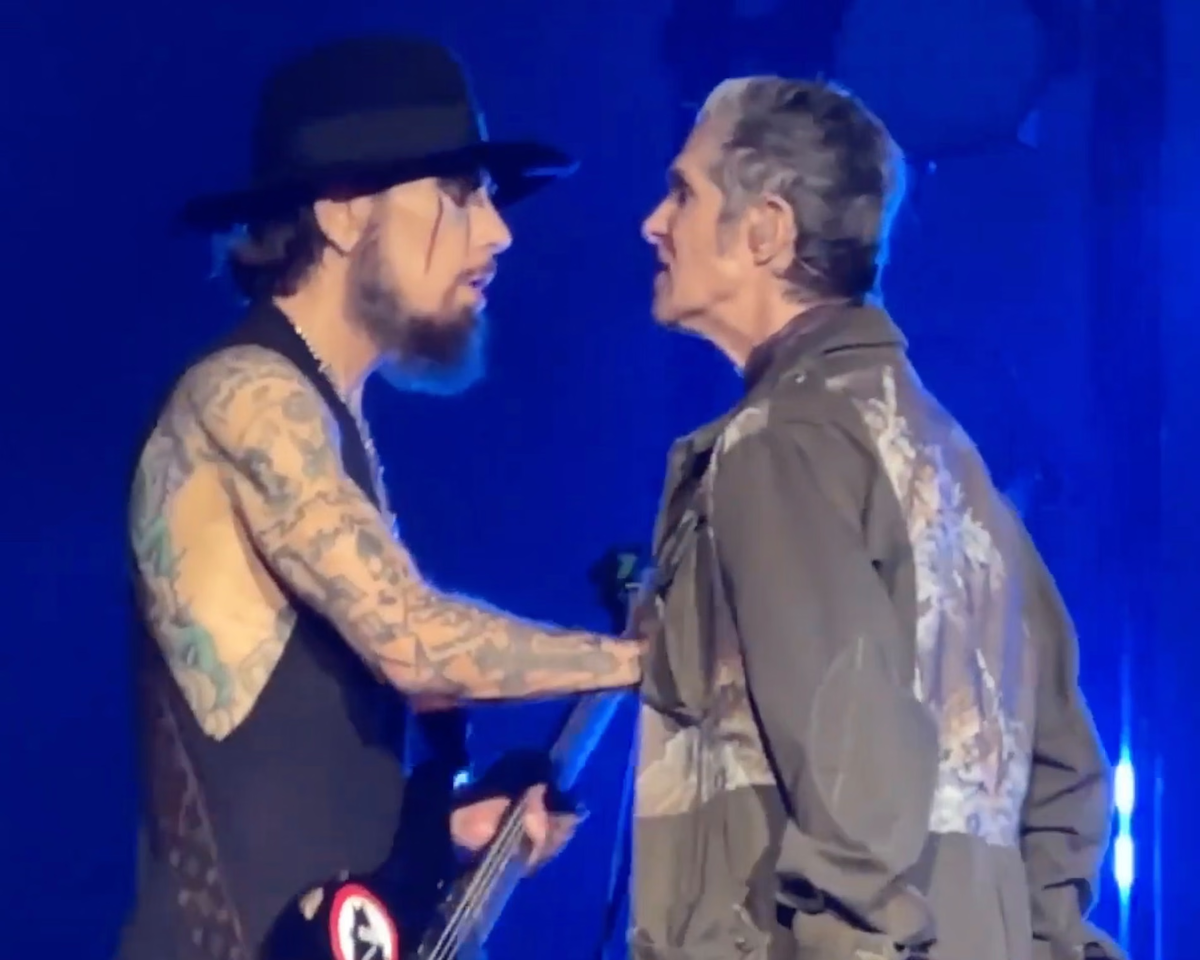 Фарелл наезжает на Наварро на памятном концерте в Бостоне