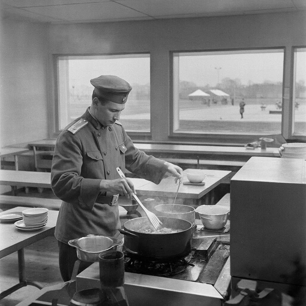 Армейская столовая. Изображение сгенерировано сервисом GigaChat 