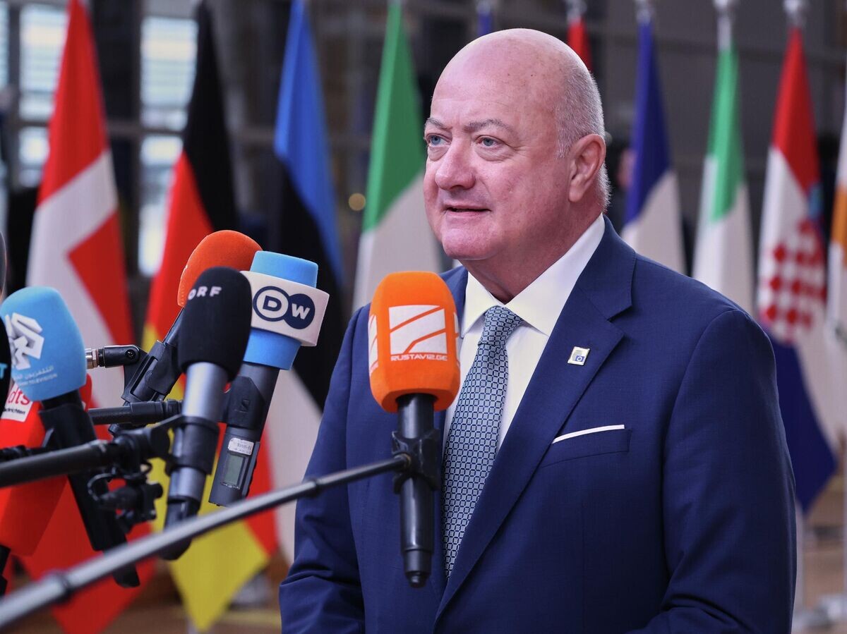    Канцлер Австрии Кристиан Штокер беседует с представителями СМИ перед саммитом ЕС в Брюсселе | © AP Photo / Omar Havana