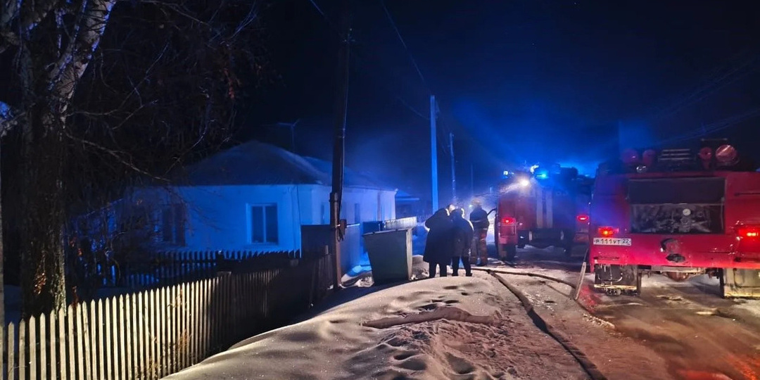 В Алтайском крае из-за перекала печи загорелся дом многодетной семьи