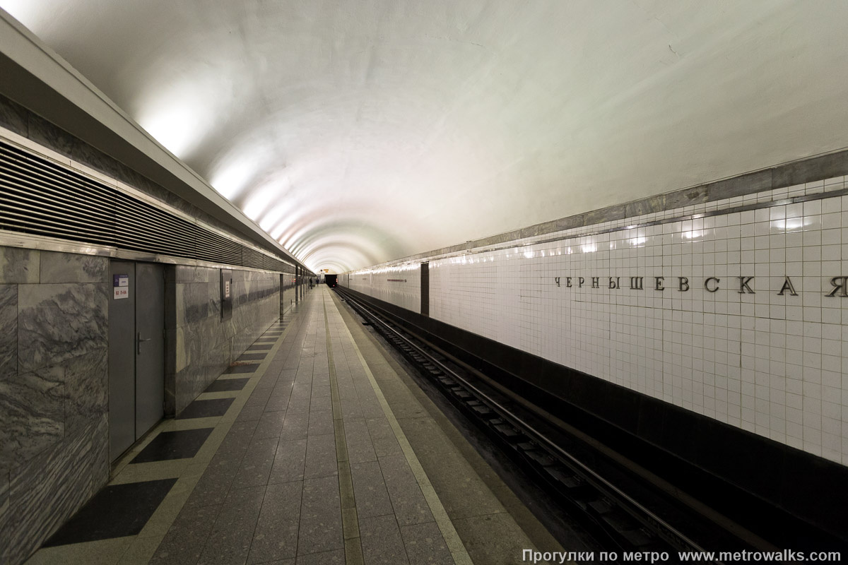 Боковой зал Чернышевской.