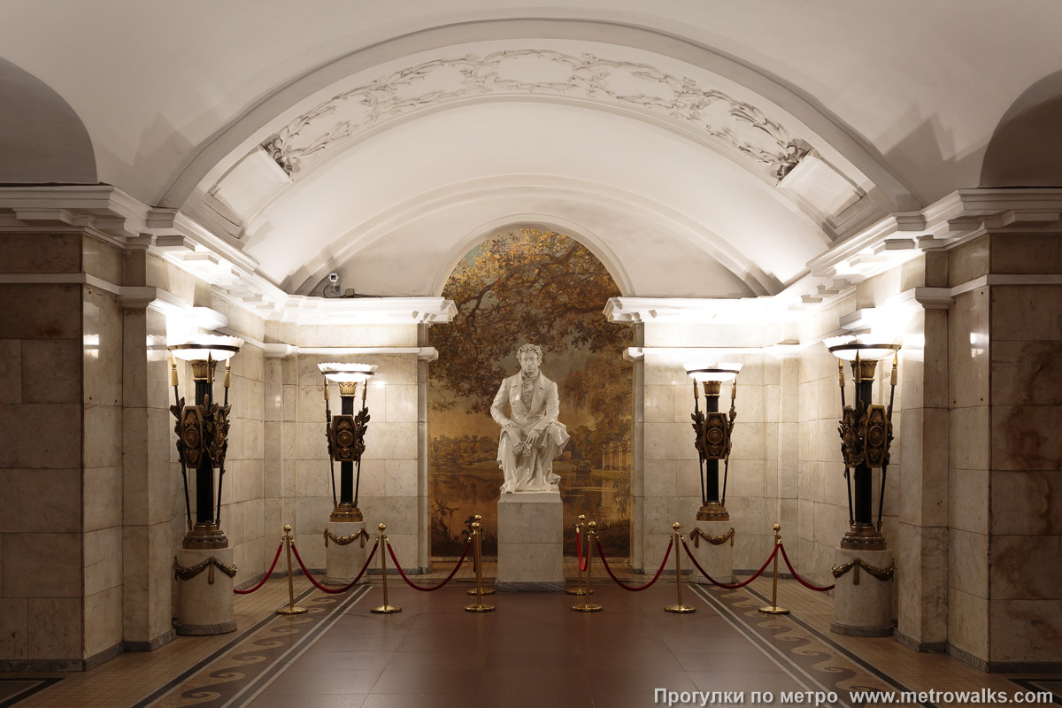 Глухой торец со скульптурой Пушкина.