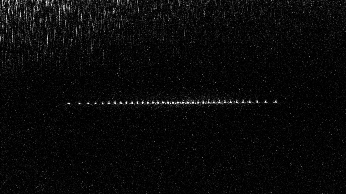    Цепочка из 35 ультрахолодных ионов иттербия. Каждый ион кодирует в себе два кубита, формируя 70-кубитный квантовый регистр, ,
