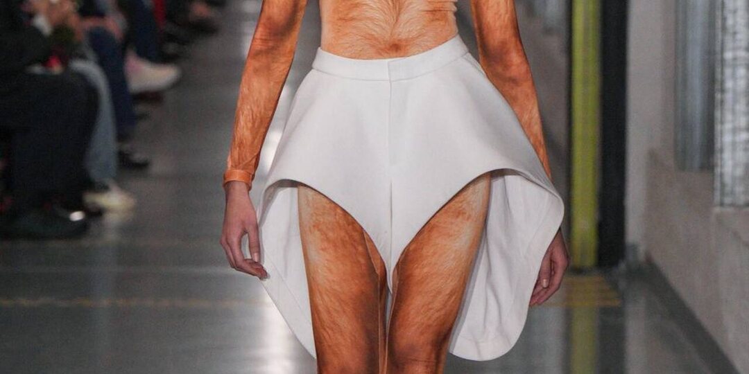 Немодные мои, а вы к празднику наряд выбрали? Снимайте свои нестильные одежонки, бегите, смотрите, что модные дома предлагают!