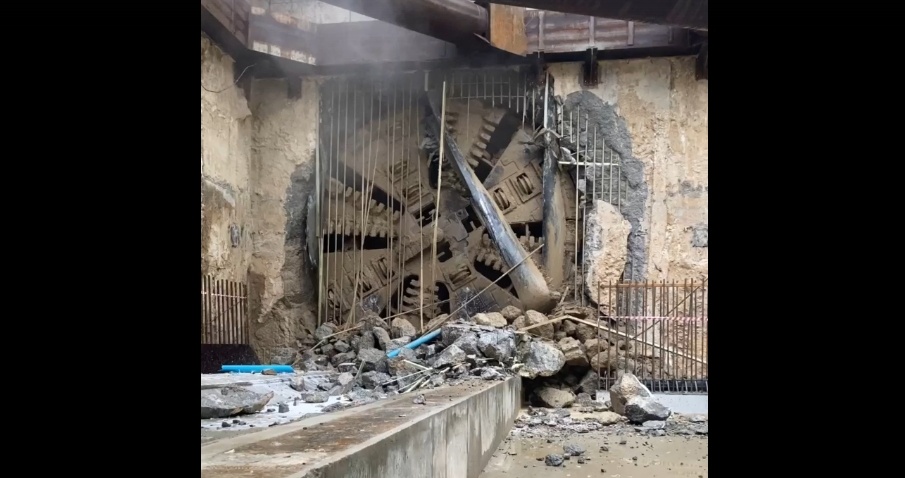    Примерно за полчаса щит разрушил преграду из бетона и арматуры и \