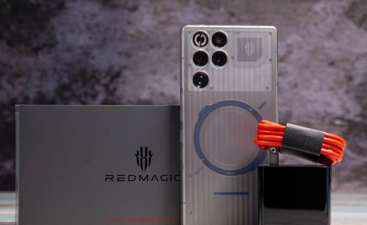    Сердцем устройства выступает процессор Snapdragon 8 Elite Gen 5, обеспечивающий топовую производительность, необходимую для самых требовательных игр и приложений. Фото: gsmarena.com