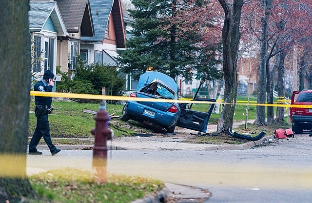   A car sits in a North Minneapolis yard after a police pursuit fatal car crash at 36th and Aldrich Avenues North in Minneapolis, Minnesota, on May 1, 2019. A suspect was taken into custody after fleeing officers and crashing into another vehicle and killing that vehicle's driver, Minneapolis police said. Василий Соколов