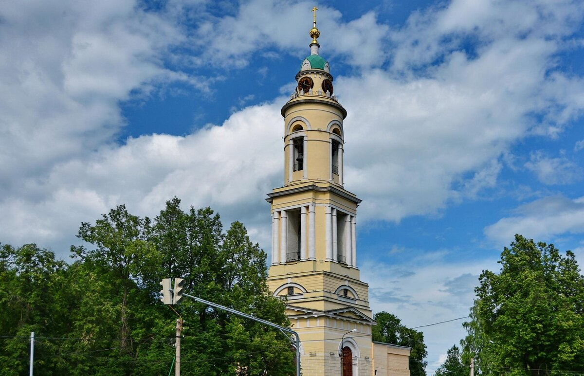 Павловский Посад
Архитектурный облик города формируют купеческие особняки XIX века на улице Большая Покровская, Покровско-Васильевский монастырь с мощами св. Василия Грязнова и историческая пожарная каланча 1870-х годов. Весной город утопает в цветущей сирени, а осенью особенно живописен у реки Клязьмы.
