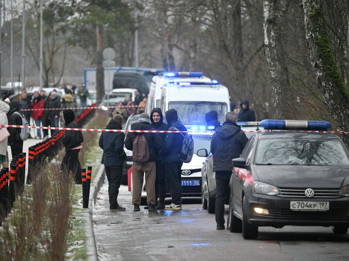    Обстановка возле Успенской школы в поселке Горки-2 Московской области | © РИА Новости / Юрий Кочетков