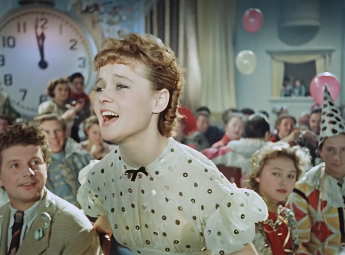 Кадр из кинофильма "Карнавальная ночь", 1956 г., режиссер Эльдар Рязанов, сценаристы Борис Ласкин, Владимир Поляков, композитор Анатолий Лепин (скриншот)
