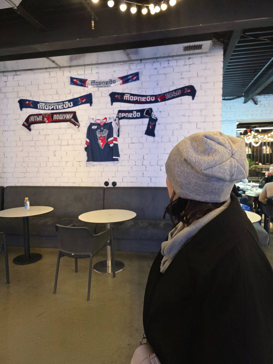 Кристина любуется атрибутикой местного хоккейного клуба на фудкорте