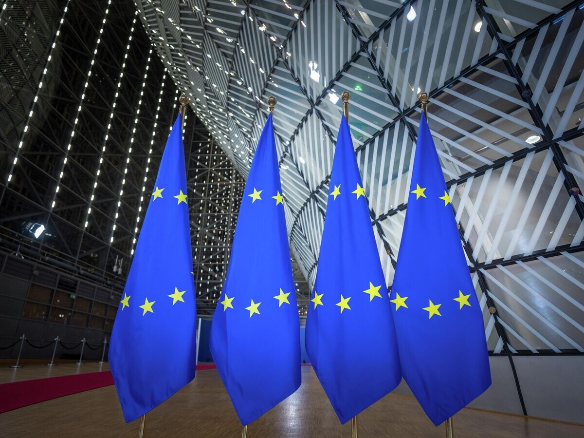    Флаги ЕС перед началом саммита в Брюсселе | © Getty Images / picture alliance/Michael Kappeler