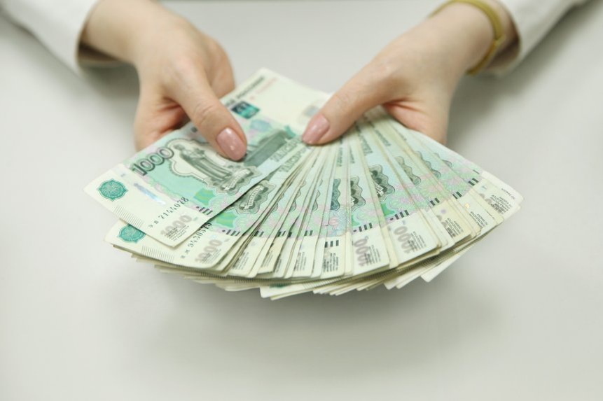 Деньги (иллюстрация). Россия. Купюры в руках. Ольга Зиновская/ТАСС