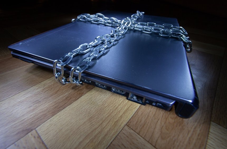Интернет (иллюстрация). Ноутбук обвязанные стальной цепью.Семен Лиходеев/ТАСС
