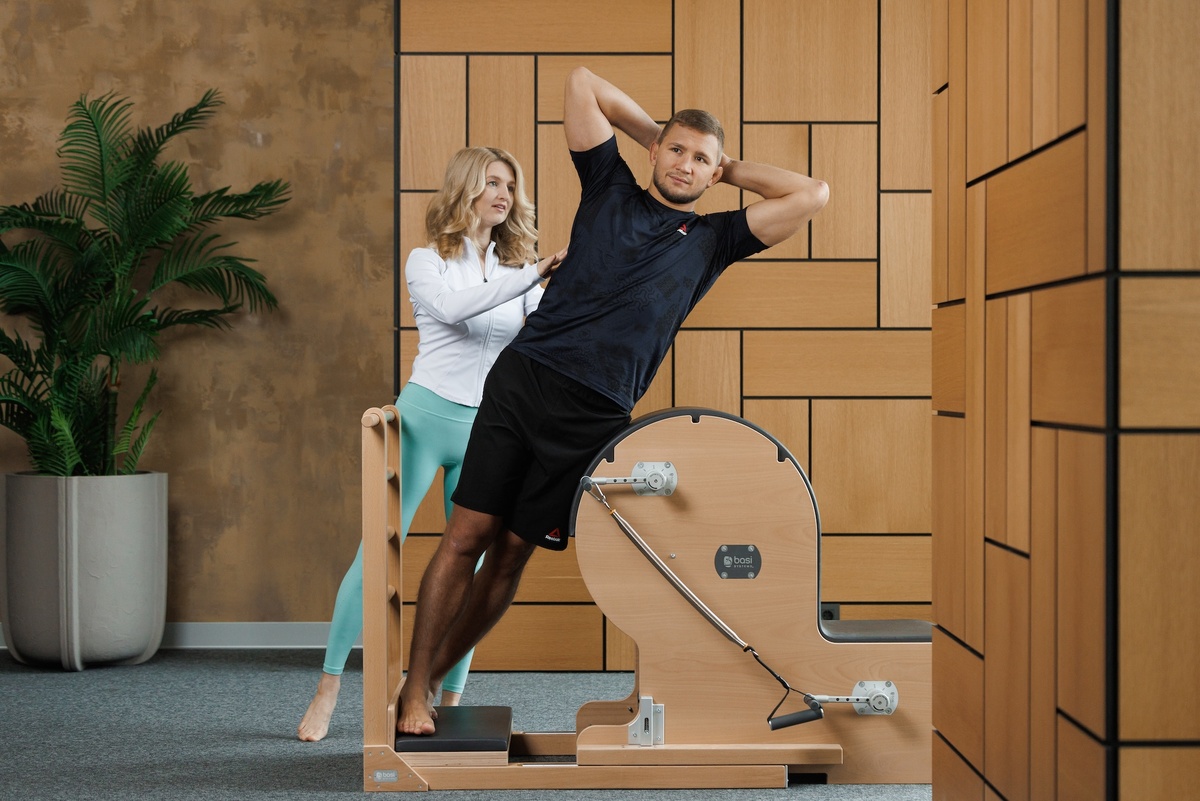 Индивидуальная тренировка по пилатесу в студии Pilates RCC. Оборудование: бочка. Тренер: Яна Шагиева. 