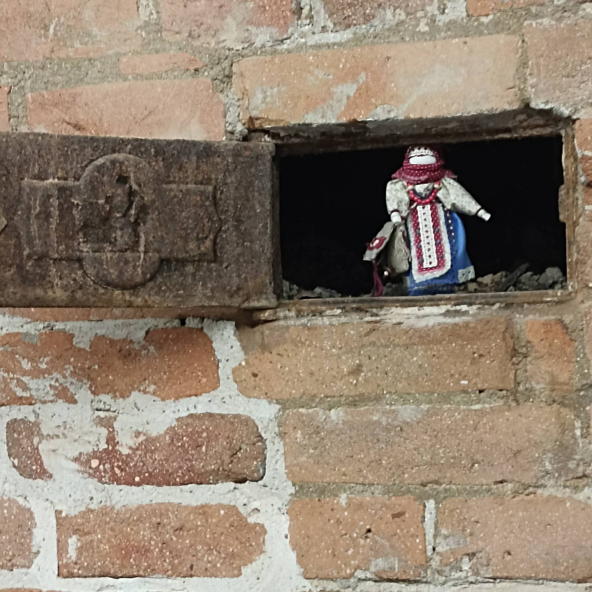 Сегодня увидела в одном магазине, не смогла пройти мимо. Старое очень здание, историческое. Купили его в этом году предприниматели, реставрируют, чтобы придать ему первозданный вид. Очень уж понравилась мне миниатюра. Решила и с вами поделиться. 