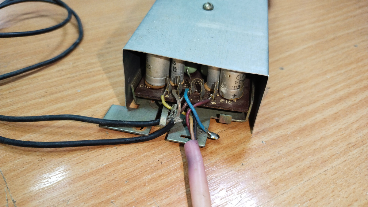 Провода висят на соплях, никто не удосужился закрепить их специальной скобой