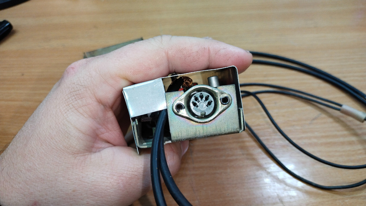 Жестянка очень тонкая, никак не зафиксирована