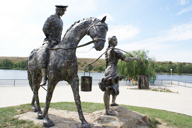 Скульптура Григория и Аксиньи