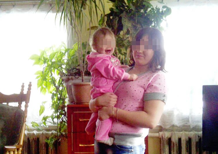 «Покормила, положила в пакет и ушла»: мать похоронила новорожденную дочь в канаве, засыпав ветками