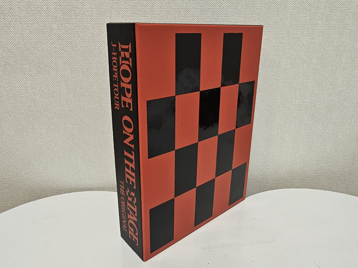 коробка напоминает мне сложенную шахматную доску. Но мы знаем, что это изображение сцены