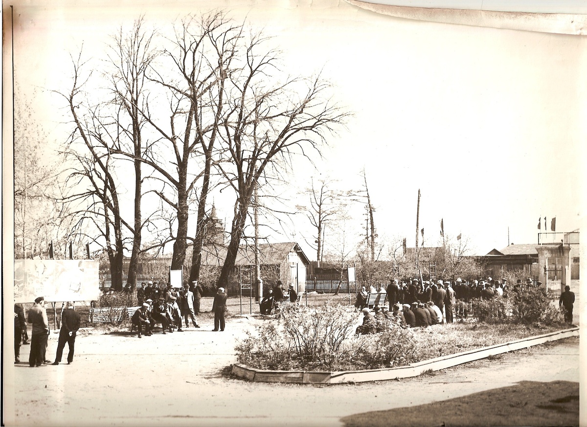 Сбор ветеранов у клуба Красногвардейского кранового завода.