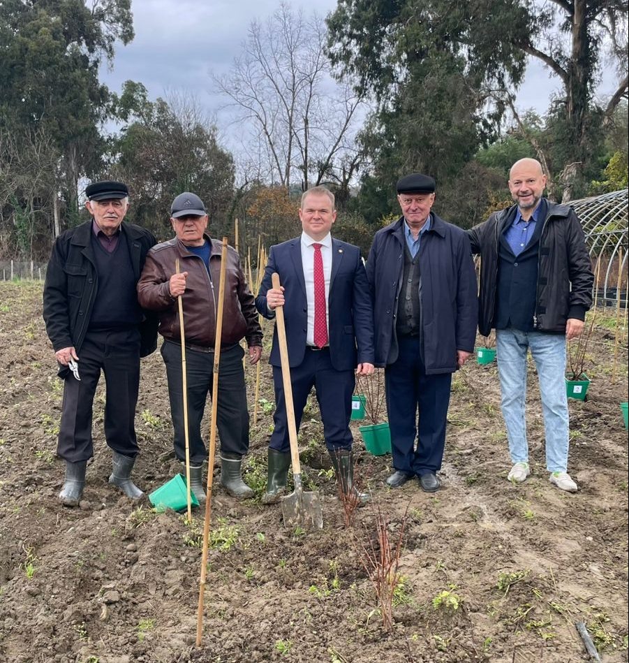Исполнительный директор НПЦ "Агропищепром" С.А. Колесников с участниками открытия "Мичуринского сада" на территории Института сельского хозяйства Академии наук Абхазии