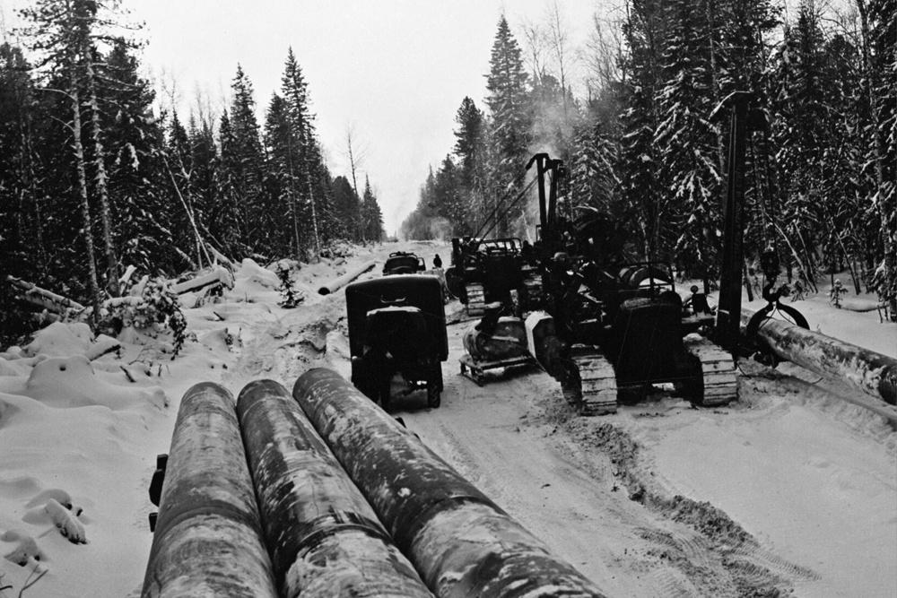    Так прокладывали первые нефтепроводы в Сибири: через тайгу и болота, в суровые морозы. / Эдуард Эттингер/РИА Новости