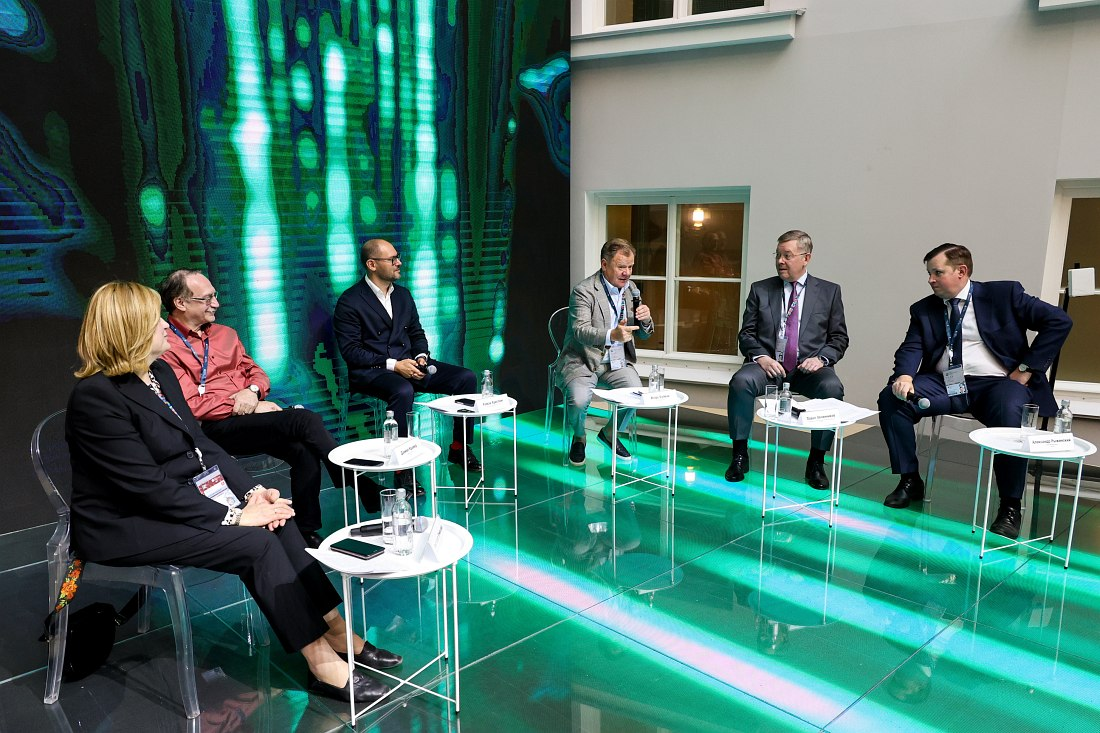 Дискуссия об эстрадно-джазовом образовании на XI Санкт-Петербургском форуме объединённых культур, сентябрь 2025 (фото ТАСС). Выступает Игорь Бутман