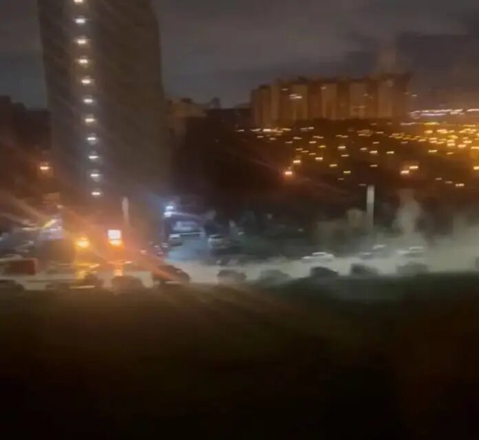    Прорыв трубы на Белградской улице. Фото: скриншот видео телеграм-канала «Мегаполис | ДТП и ЧП | Санкт-Петербург | Питер»