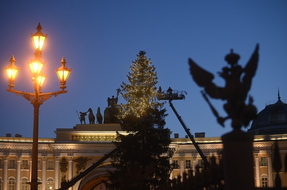    Новогодняя ель на Дворцовой почти украшена. Алексей БУЛАТОВ