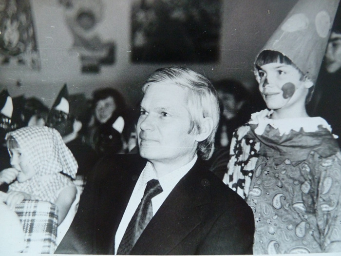 Художник Сергей Янсон с детьми из детского дома