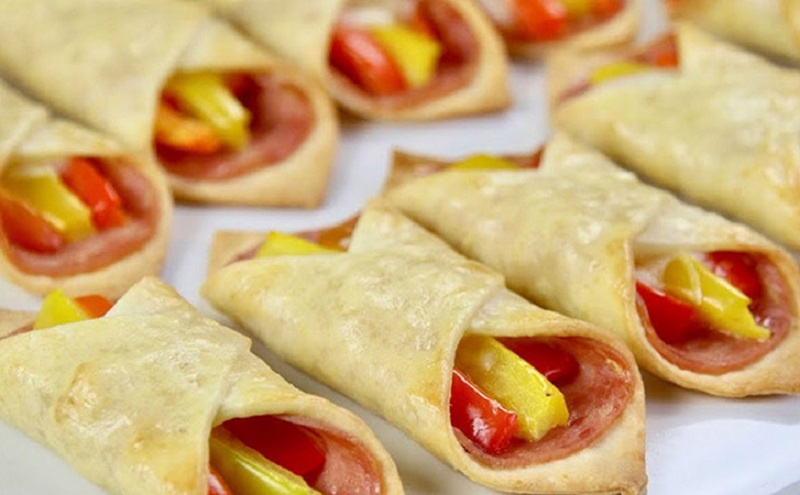 Закусочные мини-пирожки: простая горячая закуска, которой всегда не хватает на новогоднем столе