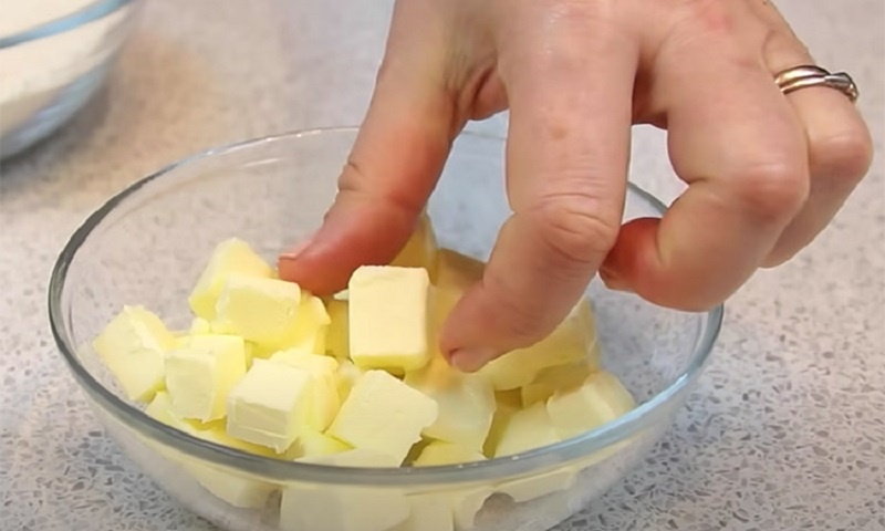 Закусочные мини-пирожки: простая горячая закуска, которой всегда не хватает на новогоднем столе