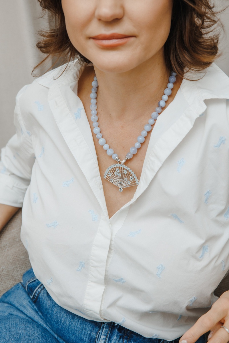 Голубой: Бренд TRIORA, коллекция Япония: колье из голубого агата, дизайнерская брошь и шелковый шарфик Твилли