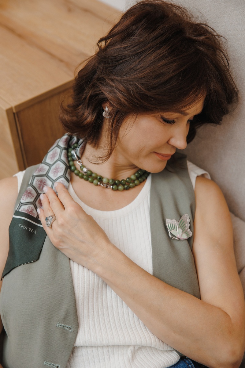 Зелёный: Бренд TRIORA, коллекция Китай: натуральный нефрит, шёлковый шарфик Твилли и дизайнерская брошь