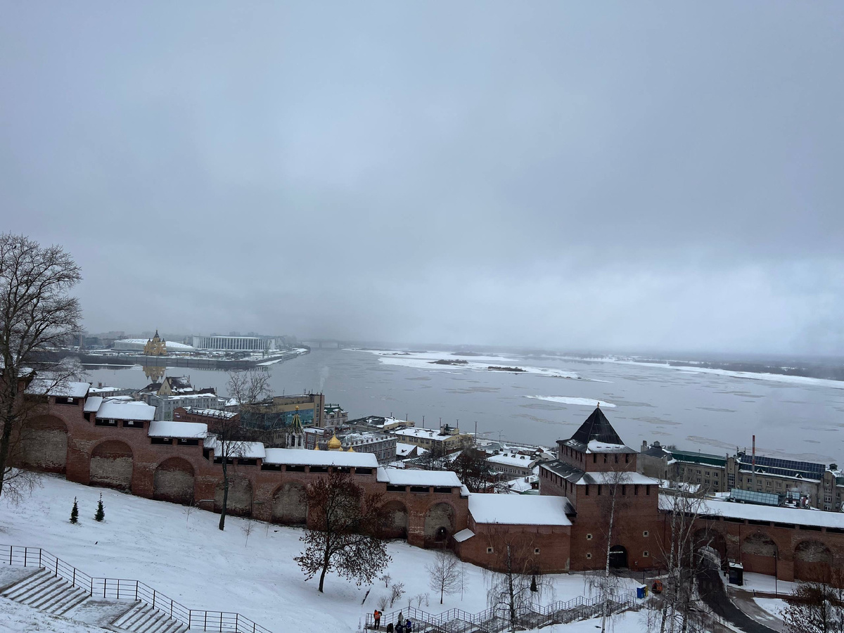 Вид на заснеженный город 