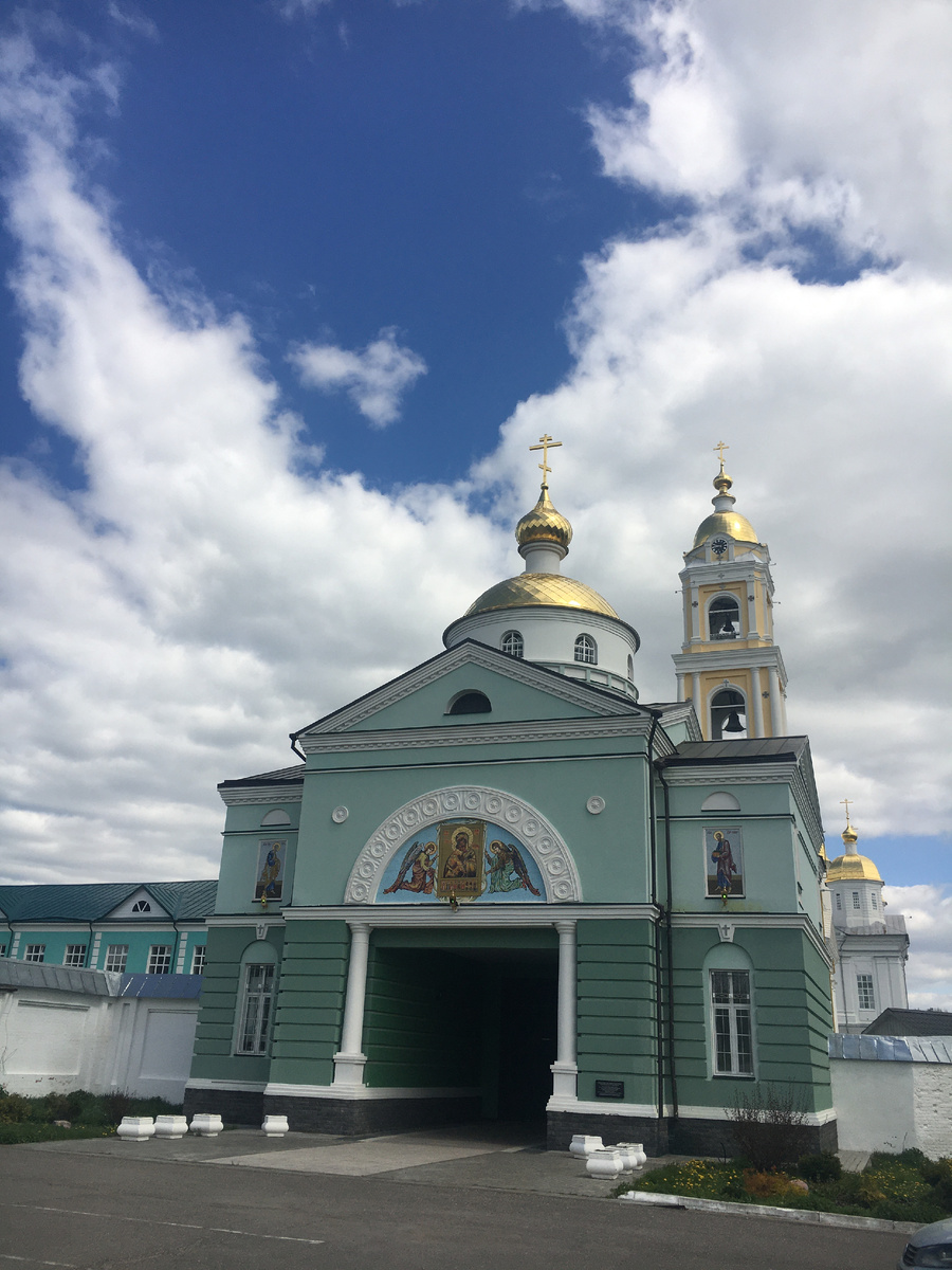 Торжественно оформленный вход в монастырь