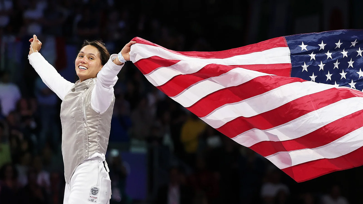 Ли Кифер из сборной США по фехтованию празднует победу на Играх-2024. Ее федерация вошла в состав United Sports Collective (Фото Al Bello / Getty Images)